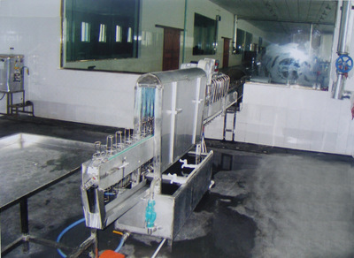 广口瓶全自动清洗杀菌机，质量稳定可靠，生产效率高